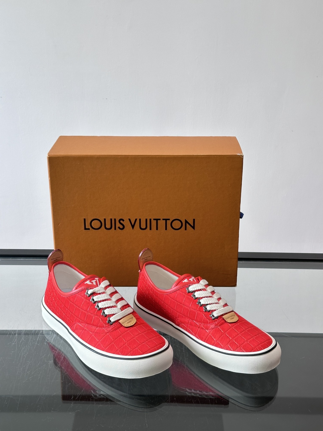 ​​Louis Vuitton × Vans 联名帆布鞋​​，同系列又换了一个配色——浅灰白色鳄鱼皮纹理鞋面，白色粗鞋带