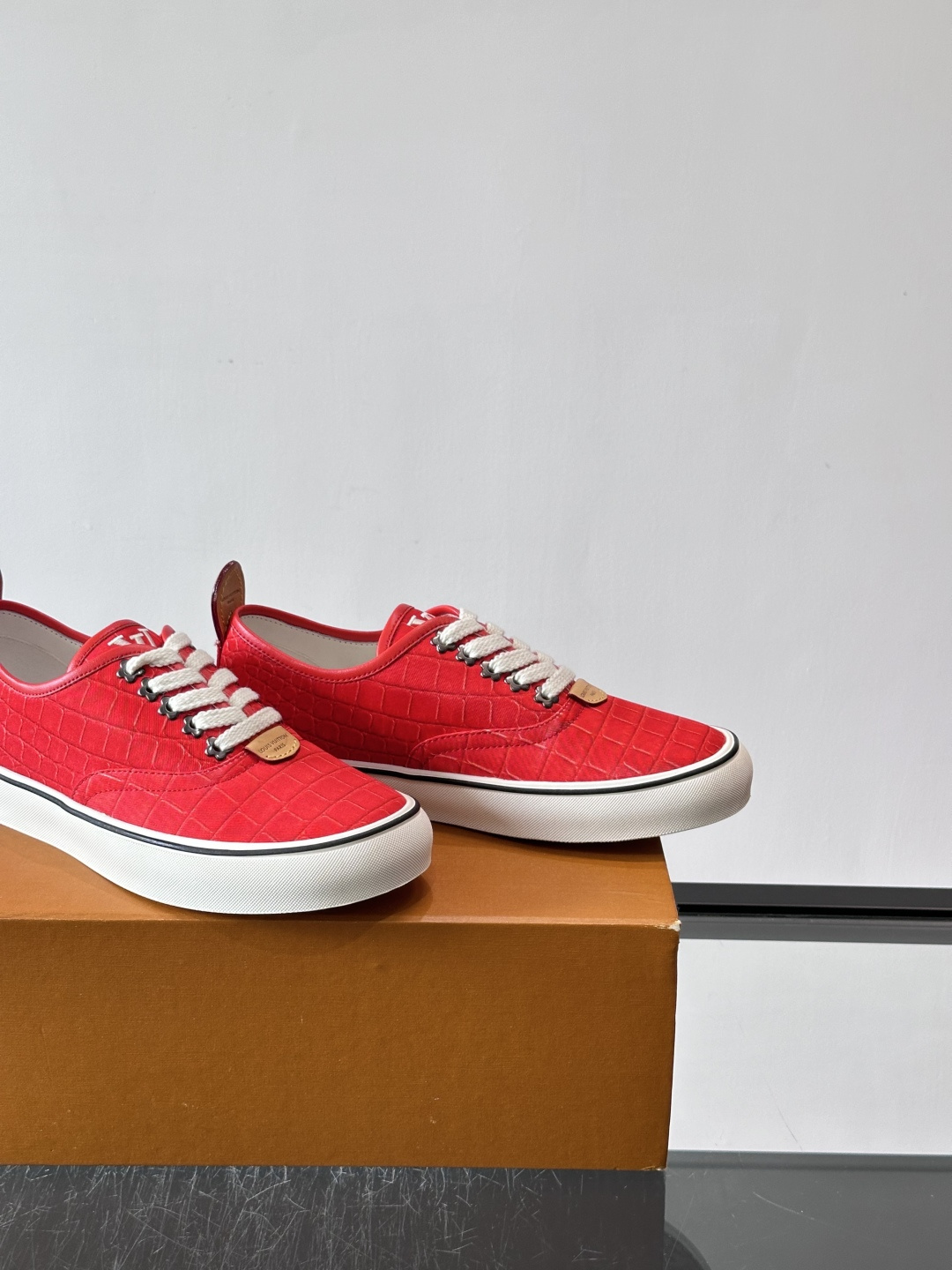​​Louis Vuitton × Vans 联名帆布鞋​​，同系列又换了一个配色——浅灰白色鳄鱼皮纹理鞋面，白色粗鞋带