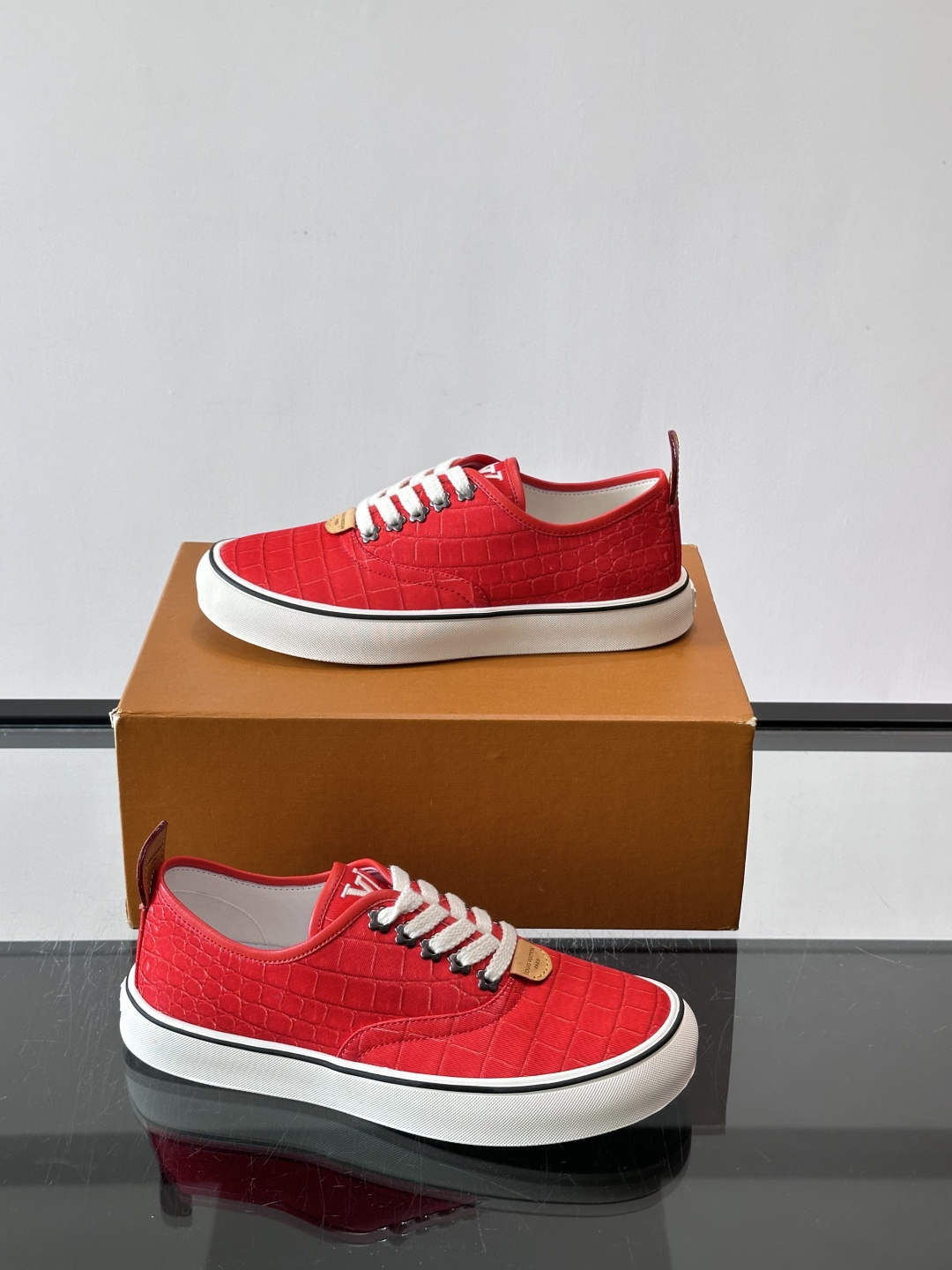 ​​Louis Vuitton × Vans 联名帆布鞋​​，同系列又换了一个配色——浅灰白色鳄鱼皮纹理鞋面，白色粗鞋带