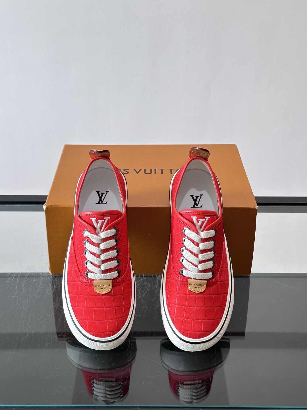 ​​Louis Vuitton × Vans 联名帆布鞋​​，同系列又换了一个配色——浅灰白色鳄鱼皮纹理鞋面，白色粗鞋带