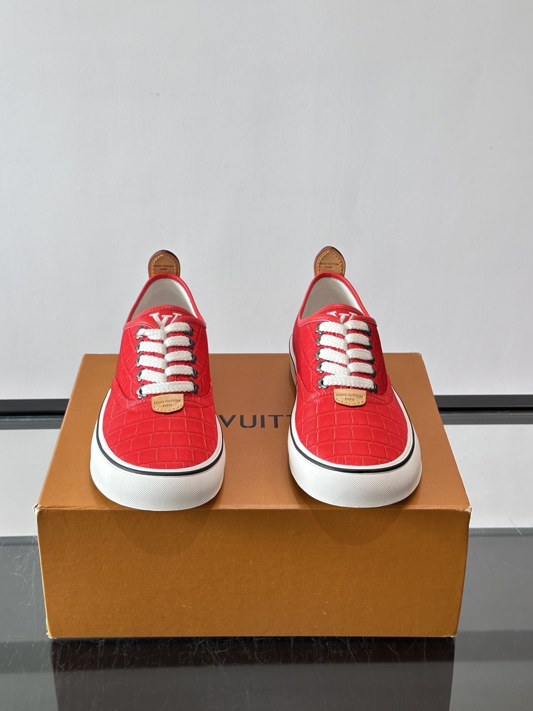 ​​Louis Vuitton × Vans 联名帆布鞋​​，同系列又换了一个配色——浅灰白色鳄鱼皮纹理鞋面，白色粗鞋带