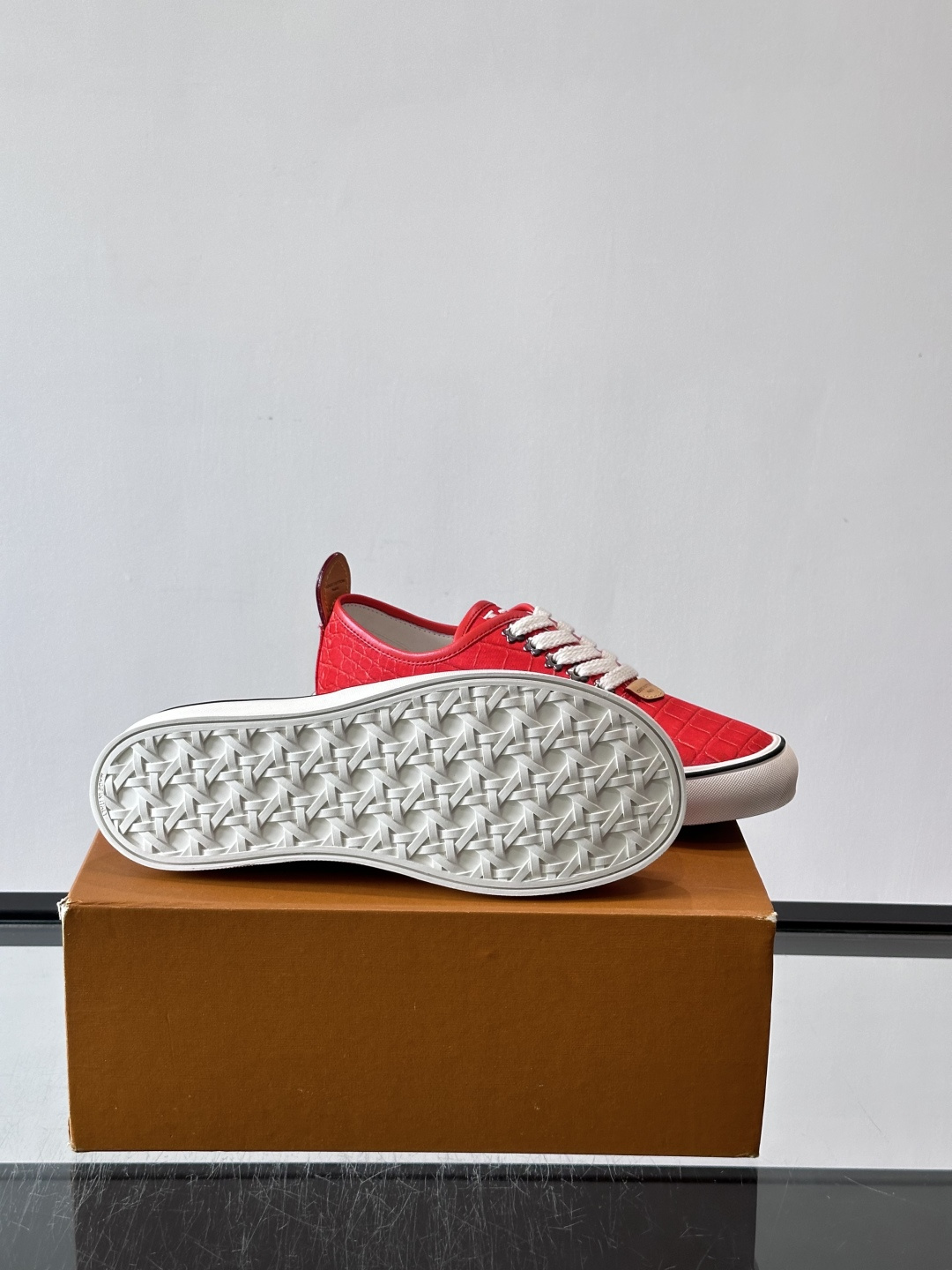 ​​Louis Vuitton × Vans 联名帆布鞋​​，同系列又换了一个配色——浅灰白色鳄鱼皮纹理鞋面，白色粗鞋带