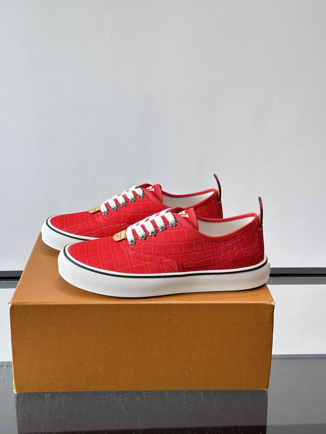 ​​Louis Vuitton × Vans 联名帆布鞋​​，同系列又换了一个配色——浅灰白色鳄鱼皮纹理鞋面，白色粗鞋带