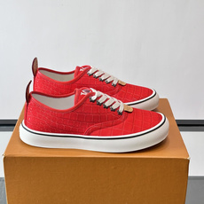 Louis Vuitton × Vans 联名帆布鞋,同系列又换了一个配色——浅灰白色鳄鱼皮纹理鞋面,白色粗鞋带 Louis Vuitton × Vans 联名帆布鞋,同系列又换了一个配色——浅灰白色鳄鱼皮纹理鞋面,白色粗鞋带