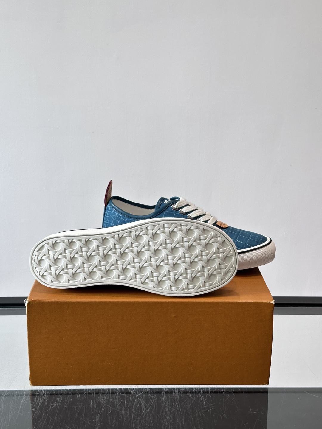Louis Vuitton × Vans 联名帆布鞋,同系列又换了一个配色——浅灰白色鳄鱼皮纹理鞋面,白色粗鞋带 Louis Vuitton × Vans 联名帆布鞋,同系列又换了一个配色——浅灰白色鳄鱼皮纹理鞋面,白色粗鞋带
