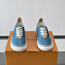 Louis Vuitton × Vans 联名帆布鞋,同系列又换了一个配色——浅灰白色鳄鱼皮纹理鞋面,白色粗鞋带 Louis Vuitton × Vans 联名帆布鞋,同系列又换了一个配色——浅灰白色鳄鱼皮纹理鞋面,白色粗鞋带