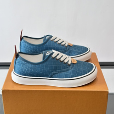 Louis Vuitton × Vans 联名帆布鞋,同系列又换了一个配色——浅灰白色鳄鱼皮纹理鞋面,白色粗鞋带 Louis Vuitton × Vans 联名帆布鞋,同系列又换了一个配色——浅灰白色鳄鱼皮纹理鞋面,白色粗鞋带