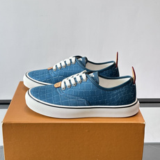 Louis Vuitton × Vans 联名帆布鞋,同系列又换了一个配色——浅灰白色鳄鱼皮纹理鞋面,白色粗鞋带 Louis Vuitton × Vans 联名帆布鞋,同系列又换了一个配色——浅灰白色鳄鱼皮纹理鞋面,白色粗鞋带