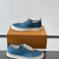 Louis Vuitton × Vans 联名帆布鞋,同系列又换了一个配色——浅灰白色鳄鱼皮纹理鞋面,白色粗鞋带 Louis Vuitton × Vans 联名帆布鞋,同系列又换了一个配色——浅灰白色鳄鱼皮纹理鞋面,白色粗鞋带