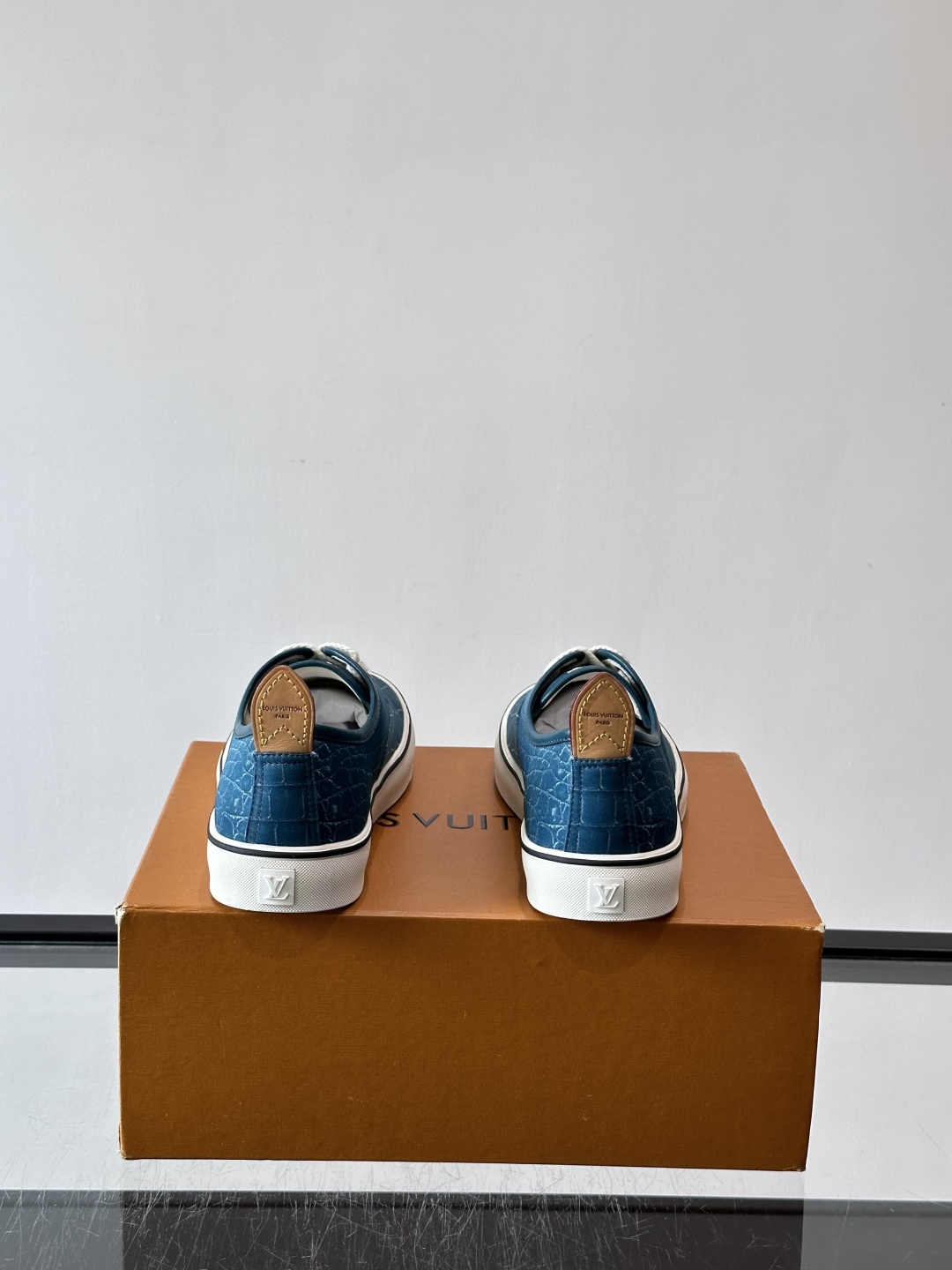 Louis Vuitton × Vans 联名帆布鞋,同系列又换了一个配色——浅灰白色鳄鱼皮纹理鞋面,白色粗鞋带 Louis Vuitton × Vans 联名帆布鞋,同系列又换了一个配色——浅灰白色鳄鱼皮纹理鞋面,白色粗鞋带