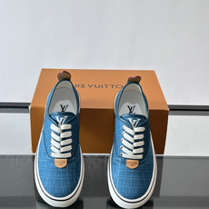 Louis Vuitton × Vans 联名帆布鞋,同系列又换了一个配色——浅灰白色鳄鱼皮纹理鞋面,白色粗鞋带 Louis Vuitton × Vans 联名帆布鞋,同系列又换了一个配色——浅灰白色鳄鱼皮纹理鞋面,白色粗鞋带