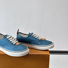 Louis Vuitton × Vans 联名帆布鞋,同系列又换了一个配色——浅灰白色鳄鱼皮纹理鞋面,白色粗鞋带 Louis Vuitton × Vans 联名帆布鞋,同系列又换了一个配色——浅灰白色鳄鱼皮纹理鞋面,白色粗鞋带