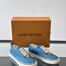 Louis Vuitton × Vans 联名帆布鞋,同系列又换了一个配色——浅灰白色鳄鱼皮纹理鞋面,白色粗鞋带 Louis Vuitton × Vans 联名帆布鞋,同系列又换了一个配色——浅灰白色鳄鱼皮纹理鞋面,白色粗鞋带