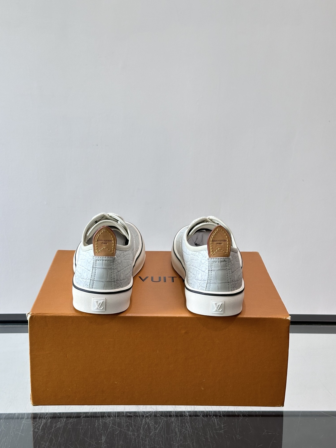 Louis Vuitton × Vans 联名帆布鞋,同系列又换了一个配色——浅灰白色鳄鱼皮纹理鞋面,白色粗鞋带 Louis Vuitton × Vans 联名帆布鞋,同系列又换了一个配色——浅灰白色鳄鱼皮纹理鞋面,白色粗鞋带