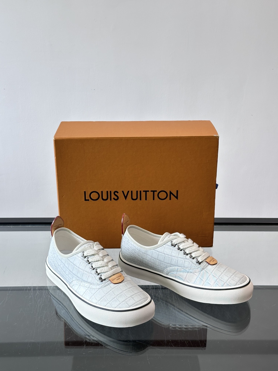 Louis Vuitton × Vans 联名帆布鞋,同系列又换了一个配色——浅灰白色鳄鱼皮纹理鞋面,白色粗鞋带 Louis Vuitton × Vans 联名帆布鞋,同系列又换了一个配色——浅灰白色鳄鱼皮纹理鞋面,白色粗鞋带