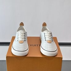 Louis Vuitton × Vans 联名帆布鞋,同系列又换了一个配色——浅灰白色鳄鱼皮纹理鞋面,白色粗鞋带 Louis Vuitton × Vans 联名帆布鞋,同系列又换了一个配色——浅灰白色鳄鱼皮纹理鞋面,白色粗鞋带