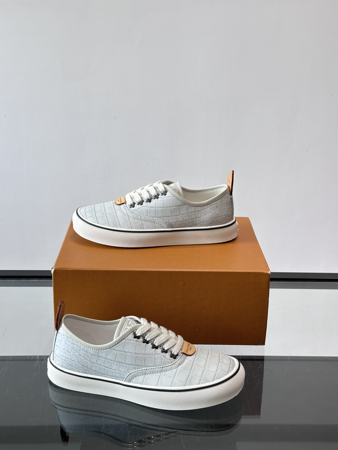 Louis Vuitton × Vans 联名帆布鞋,同系列又换了一个配色——浅灰白色鳄鱼皮纹理鞋面,白色粗鞋带 Louis Vuitton × Vans 联名帆布鞋,同系列又换了一个配色——浅灰白色鳄鱼皮纹理鞋面,白色粗鞋带