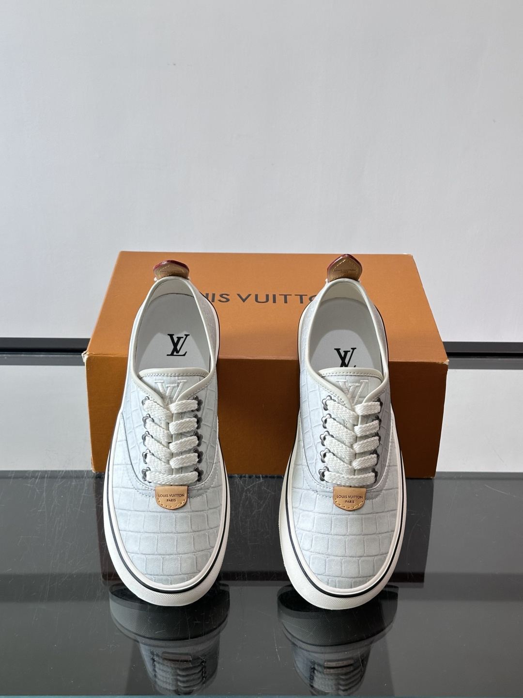 Louis Vuitton × Vans 联名帆布鞋,同系列又换了一个配色——浅灰白色鳄鱼皮纹理鞋面,白色粗鞋带 Louis Vuitton × Vans 联名帆布鞋,同系列又换了一个配色——浅灰白色鳄鱼皮纹理鞋面,白色粗鞋带