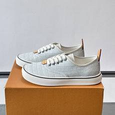 Louis Vuitton × Vans 联名帆布鞋,同系列又换了一个配色——浅灰白色鳄鱼皮纹理鞋面,白色粗鞋带 Louis Vuitton × Vans 联名帆布鞋,同系列又换了一个配色——浅灰白色鳄鱼皮纹理鞋面,白色粗鞋带