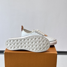 Louis Vuitton × Vans 联名帆布鞋,同系列又换了一个配色——浅灰白色鳄鱼皮纹理鞋面,白色粗鞋带 Louis Vuitton × Vans 联名帆布鞋,同系列又换了一个配色——浅灰白色鳄鱼皮纹理鞋面,白色粗鞋带