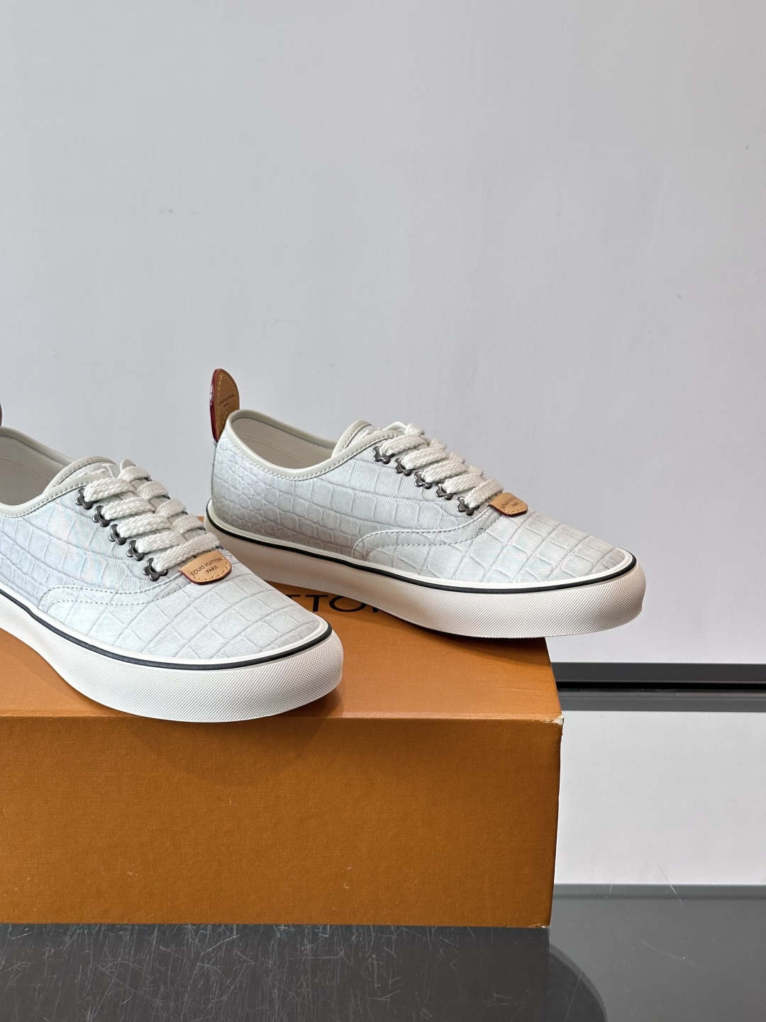 Louis Vuitton × Vans 联名帆布鞋,同系列又换了一个配色——浅灰白色鳄鱼皮纹理鞋面,白色粗鞋带 Louis Vuitton × Vans 联名帆布鞋,同系列又换了一个配色——浅灰白色鳄鱼皮纹理鞋面,白色粗鞋带
