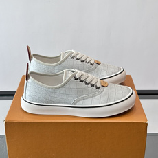 Louis Vuitton × Vans 联名帆布鞋,同系列又换了一个配色——浅灰白色鳄鱼皮纹理鞋面,白色粗鞋带 Louis Vuitton × Vans 联名帆布鞋,同系列又换了一个配色——浅灰白色鳄鱼皮纹理鞋面,白色粗鞋带