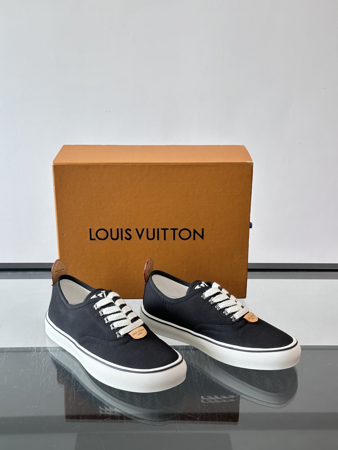 Louis Vuitton LAGOON运动鞋 ！ 承袭LV百年品牌底蕴，这款纯色帆布鞋是日常穿搭的百搭王牌。鞋身采用纯