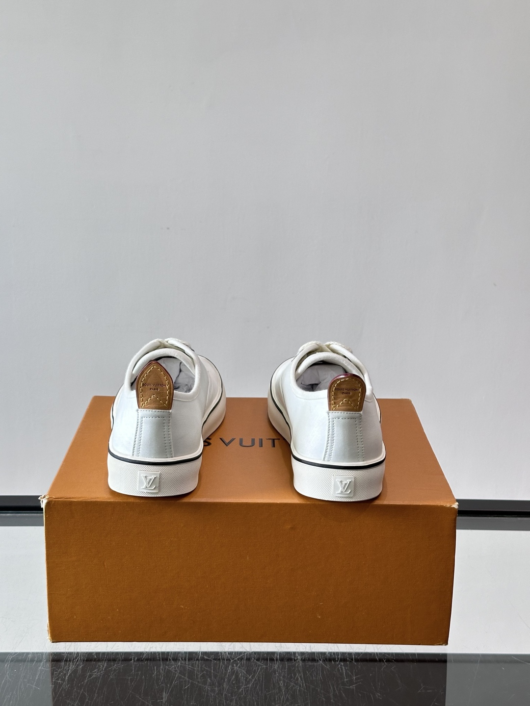 Louis Vuitton LAGOON运动鞋 ！ 承袭LV百年品牌底蕴，这款纯色帆布鞋是日常穿搭的百搭王牌。鞋身采用纯