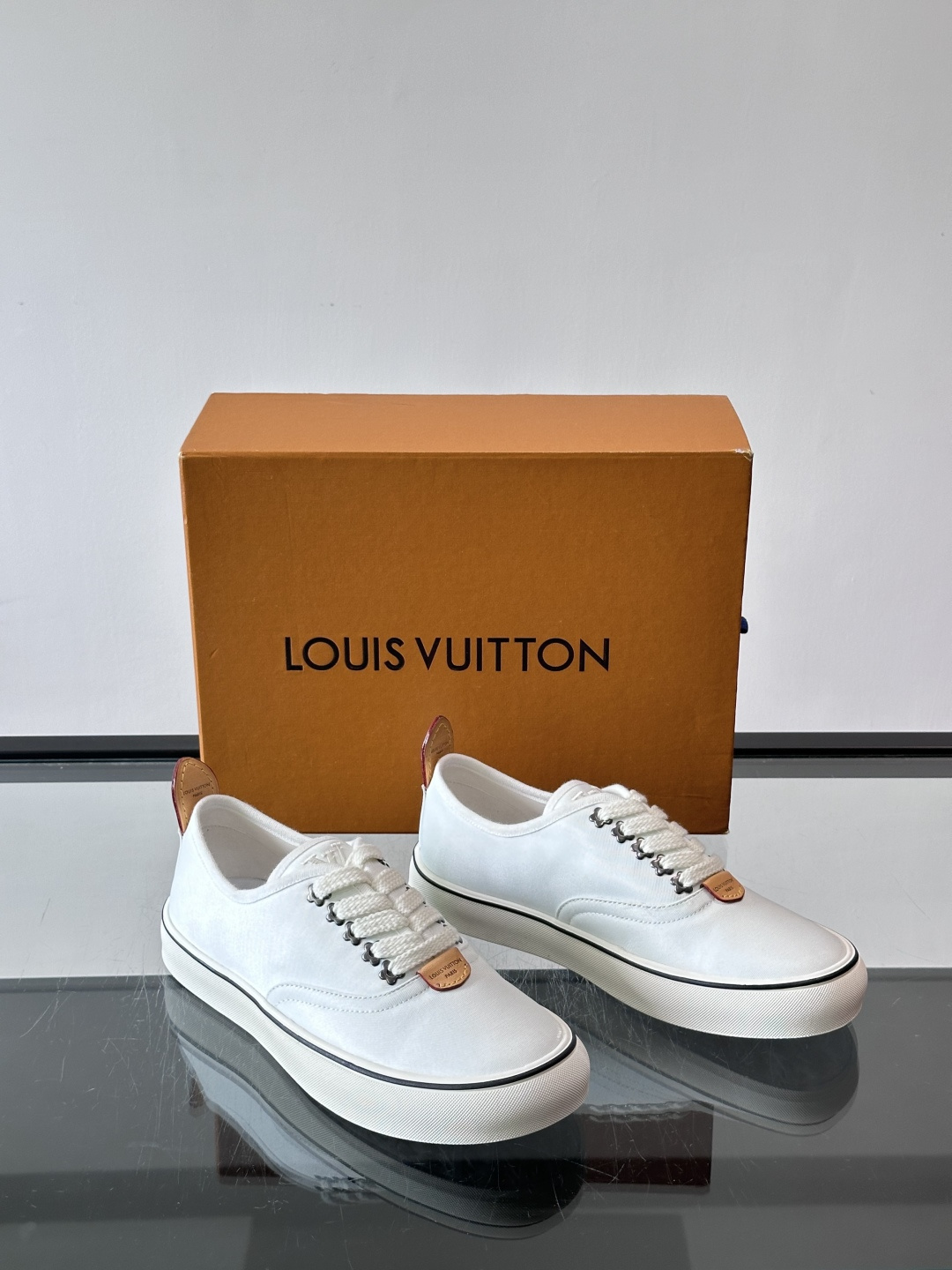 Louis Vuitton LAGOON运动鞋 ！ 承袭LV百年品牌底蕴，这款纯色帆布鞋是日常穿搭的百搭王牌。鞋身采用纯