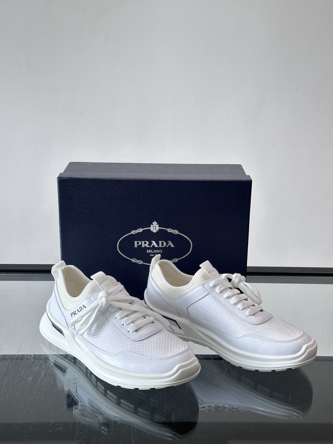 ​​Prada Cloudburst 男士运动鞋​​，百搭配色，皮革 + 网面拼接鞋面，鞋侧和鞋底都有"PRADA"字样