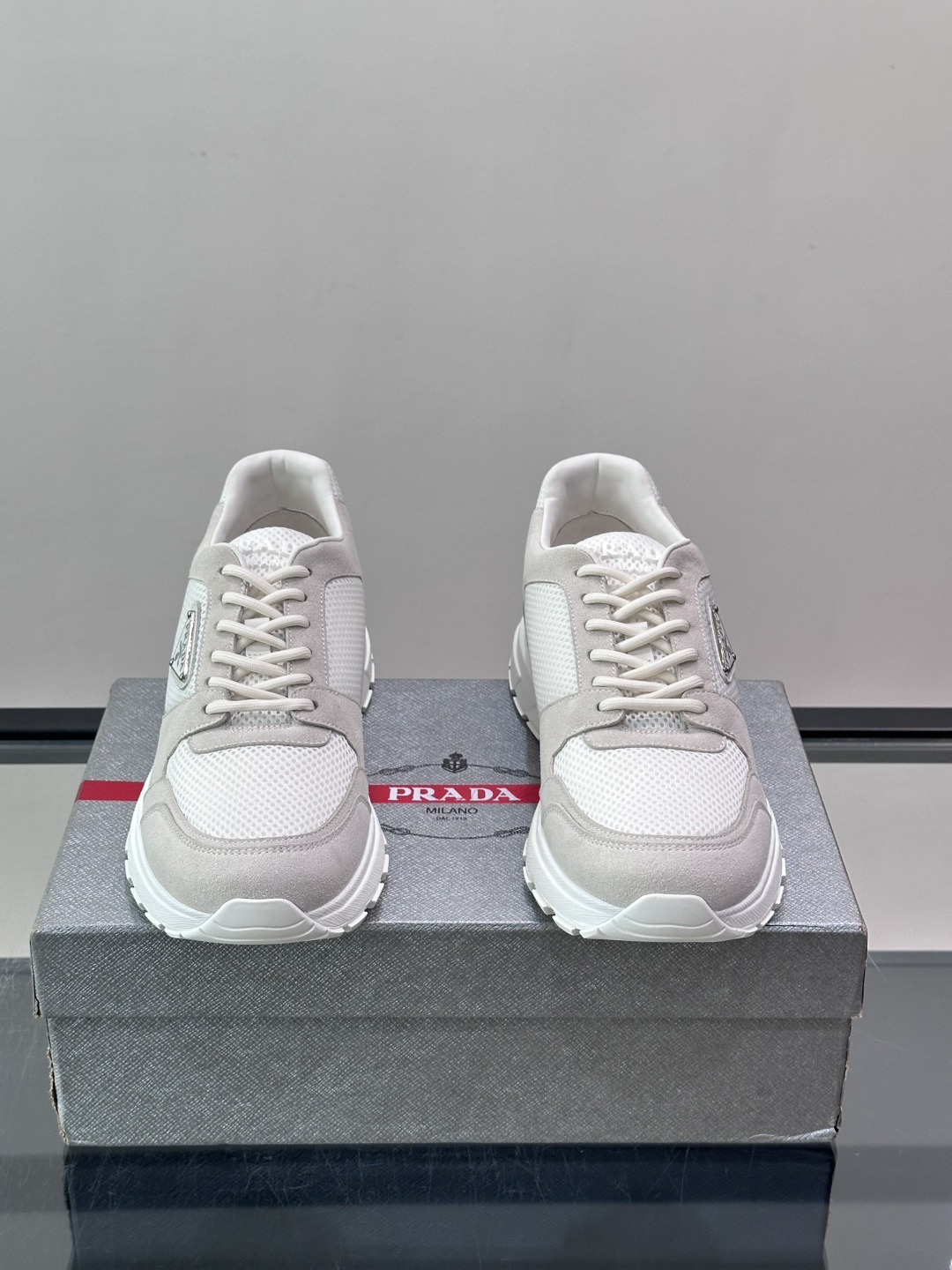 👟Prada网布运动鞋，采用透气网布+皮革拼接，简约又有辨识度✨。侧面三角标超有品牌感，白色橡胶鞋底舒适耐磨，日常穿搭或