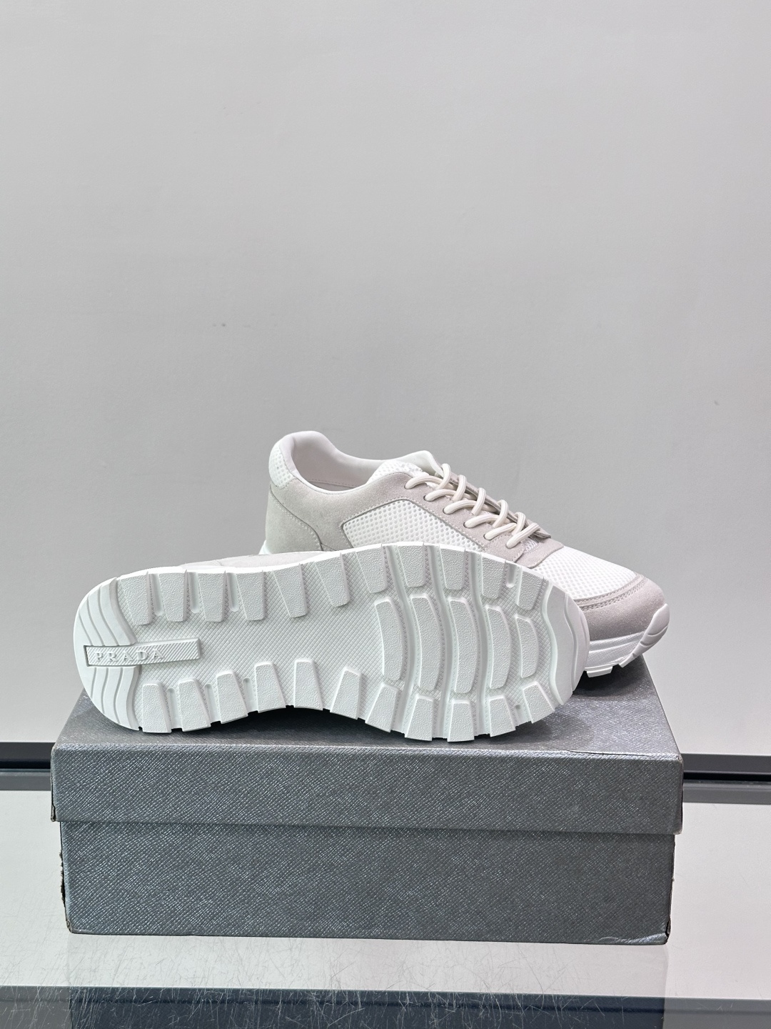 👟Prada网布运动鞋，采用透气网布+皮革拼接，简约又有辨识度✨。侧面三角标超有品牌感，白色橡胶鞋底舒适耐磨，日常穿搭或