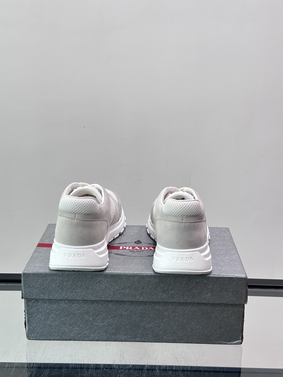 👟Prada网布运动鞋，采用透气网布+皮革拼接，简约又有辨识度✨。侧面三角标超有品牌感，白色橡胶鞋底舒适耐磨，日常穿搭或