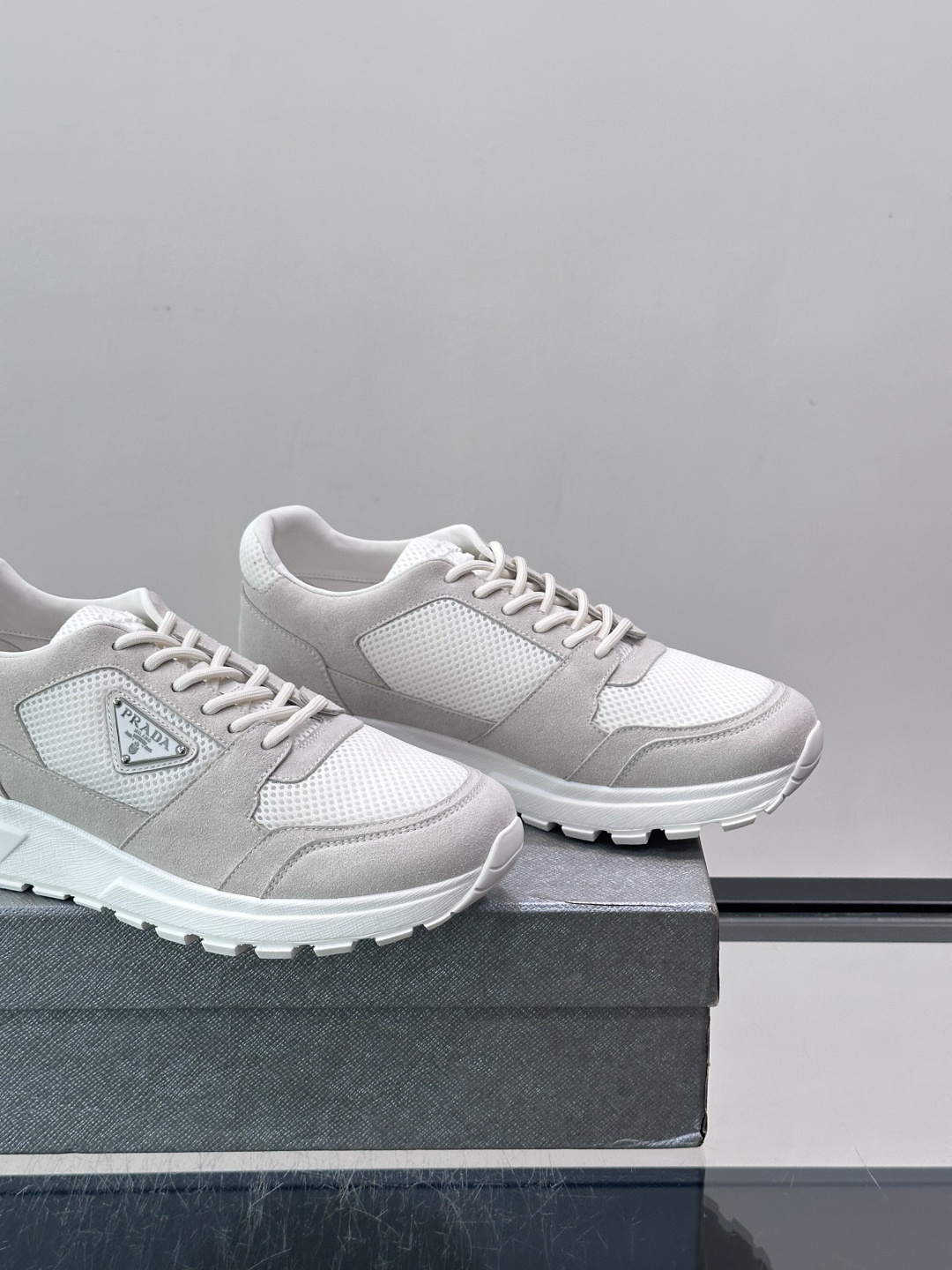 👟Prada网布运动鞋，采用透气网布+皮革拼接，简约又有辨识度✨。侧面三角标超有品牌感，白色橡胶鞋底舒适耐磨，日常穿搭或