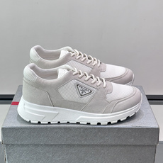 👟Prada网布运动鞋,采用透气网布+皮革拼接,简约又有辨识度✨。侧面三角标超有品牌感,白色橡胶鞋底舒适耐磨,日常穿搭或 👟Prada网布运动鞋,采用透气网布+皮革拼接,简约又有辨识度✨。侧面三角标超有品牌感,白色橡胶鞋底舒适耐磨,日常穿搭或