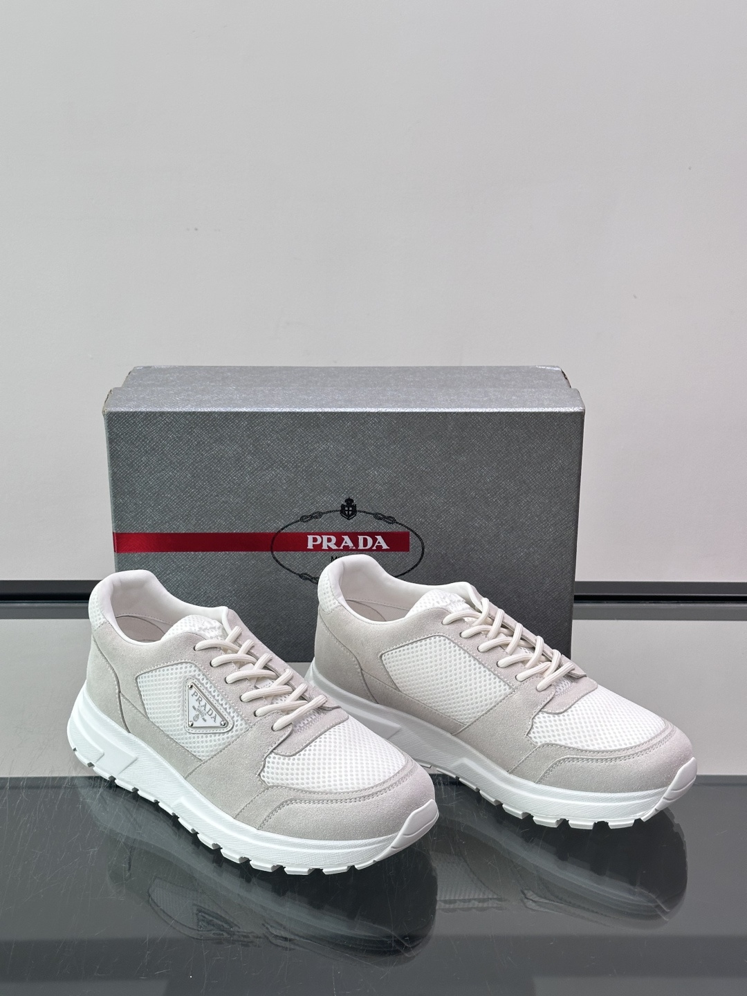 👟Prada网布运动鞋，采用透气网布+皮革拼接，简约又有辨识度✨。侧面三角标超有品牌感，白色橡胶鞋底舒适耐磨，日常穿搭或