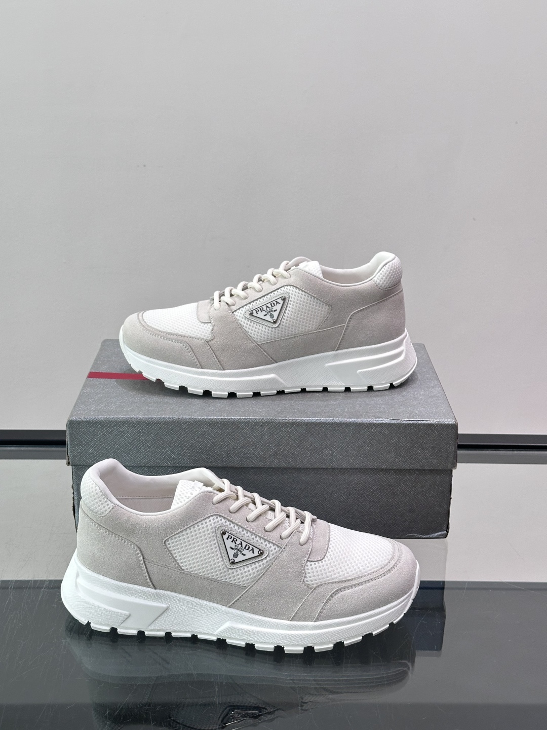 👟Prada网布运动鞋，采用透气网布+皮革拼接，简约又有辨识度✨。侧面三角标超有品牌感，白色橡胶鞋底舒适耐磨，日常穿搭或