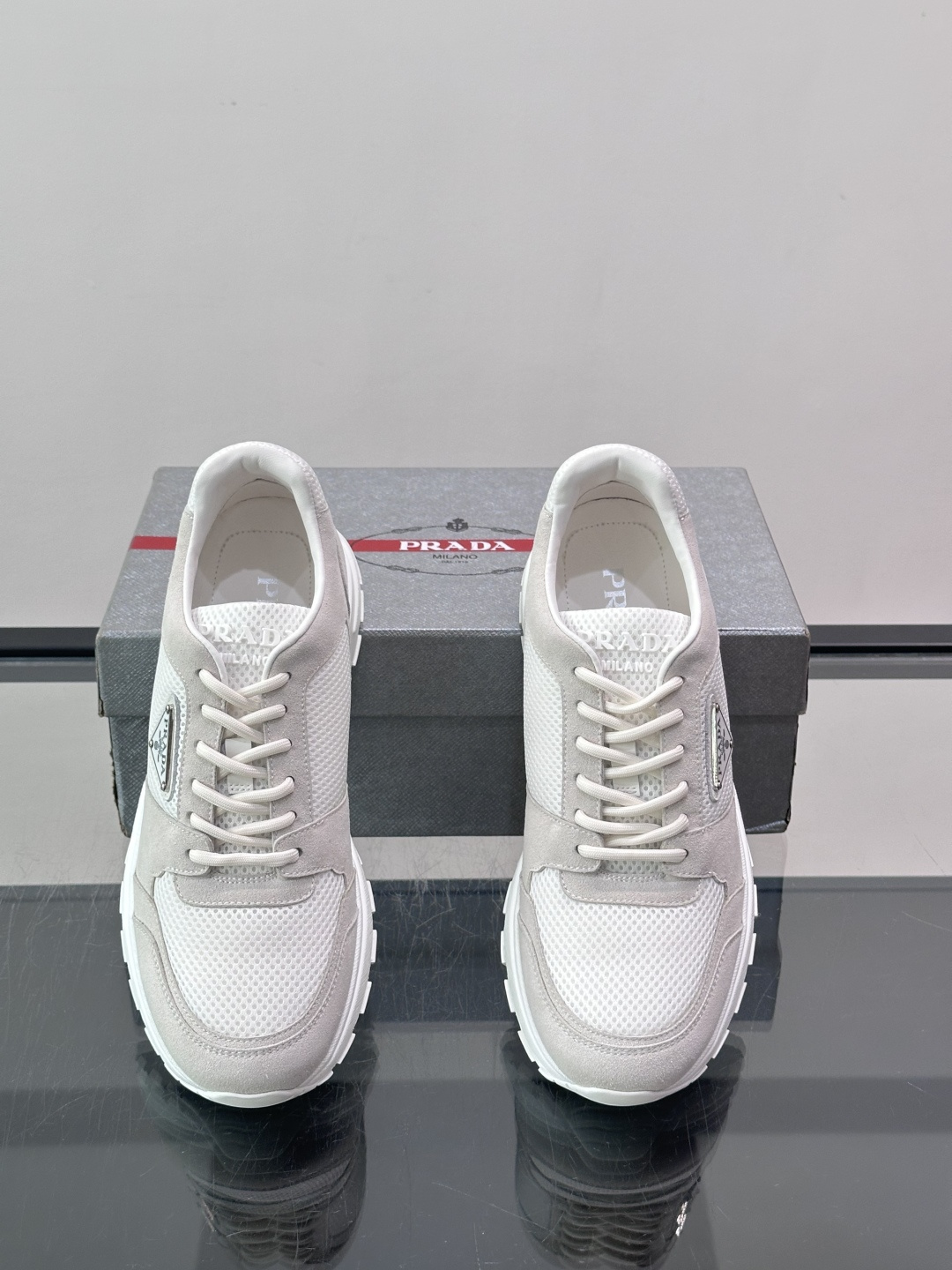 👟Prada网布运动鞋，采用透气网布+皮革拼接，简约又有辨识度✨。侧面三角标超有品牌感，白色橡胶鞋底舒适耐磨，日常穿搭或