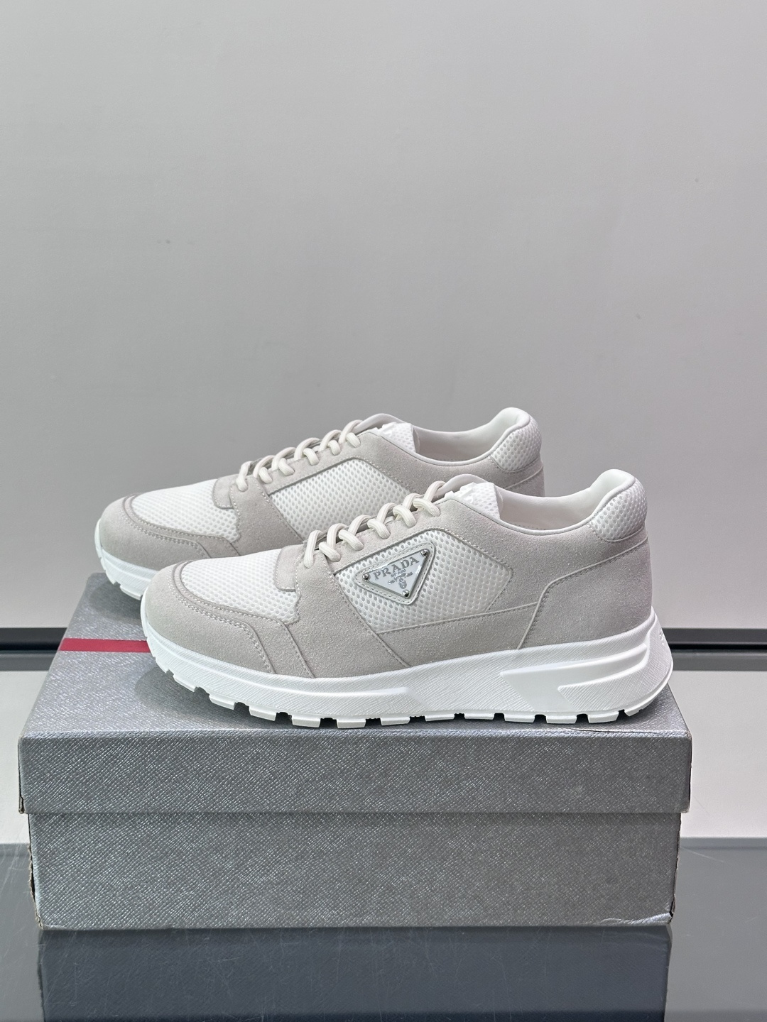 👟Prada网布运动鞋，采用透气网布+皮革拼接，简约又有辨识度✨。侧面三角标超有品牌感，白色橡胶鞋底舒适耐磨，日常穿搭或