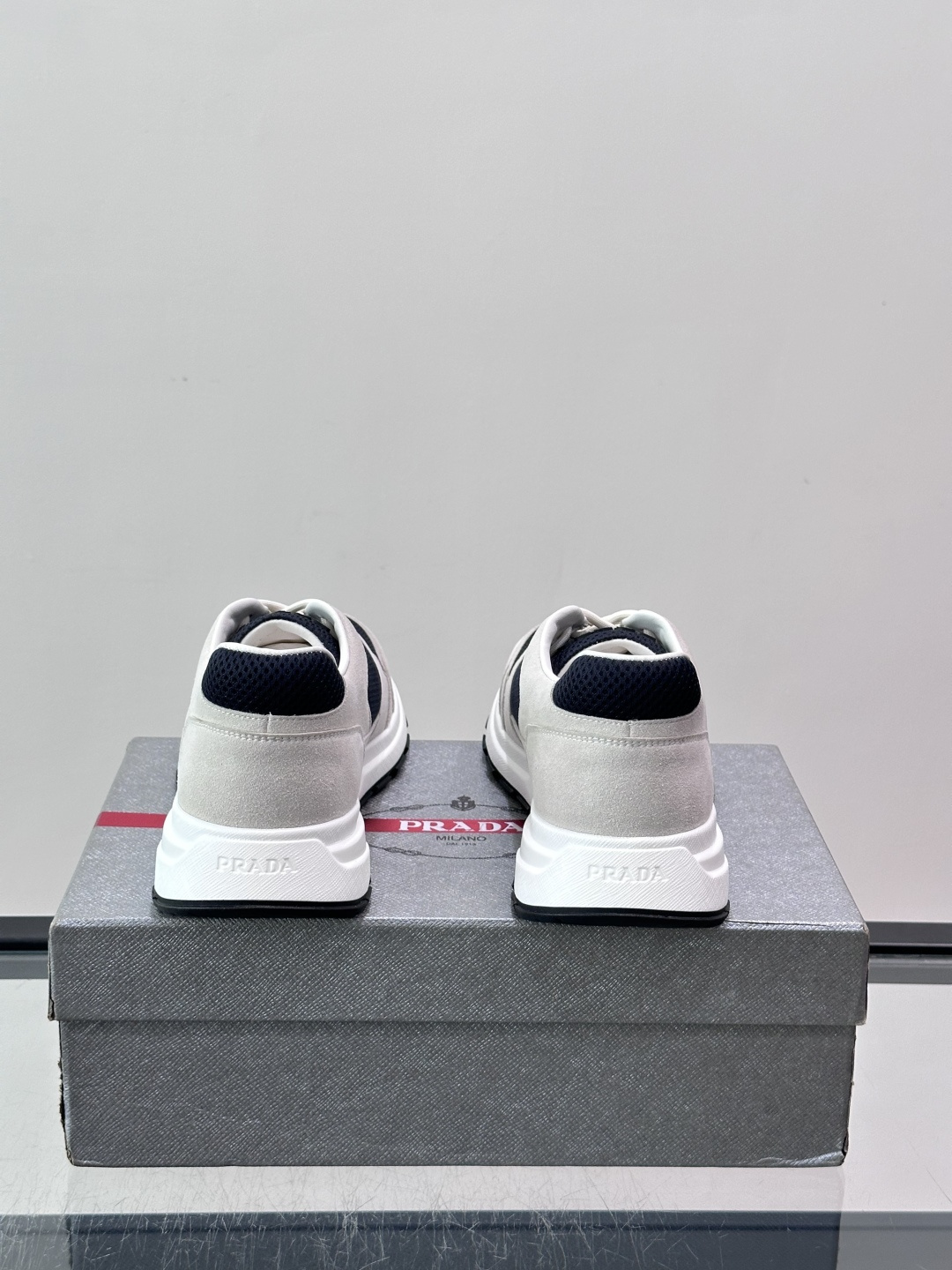👟Prada网布运动鞋，采用透气网布+皮革拼接，简约又有辨识度✨。侧面三角标超有品牌感，白色橡胶鞋底舒适耐磨，日常穿搭或