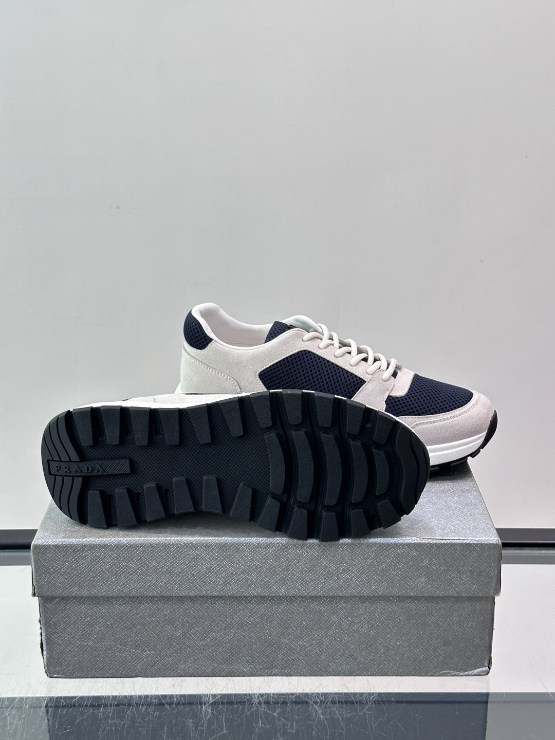 👟Prada网布运动鞋，采用透气网布+皮革拼接，简约又有辨识度✨。侧面三角标超有品牌感，白色橡胶鞋底舒适耐磨，日常穿搭或