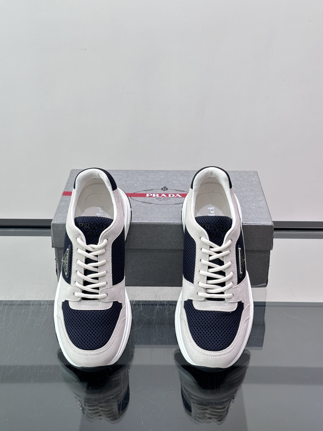 👟Prada网布运动鞋，采用透气网布+皮革拼接，简约又有辨识度✨。侧面三角标超有品牌感，白色橡胶鞋底舒适耐磨，日常穿搭或