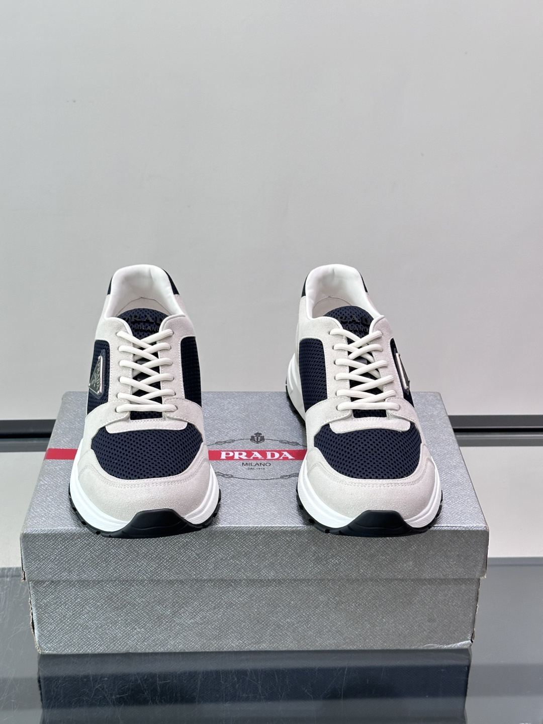 👟Prada网布运动鞋，采用透气网布+皮革拼接，简约又有辨识度✨。侧面三角标超有品牌感，白色橡胶鞋底舒适耐磨，日常穿搭或