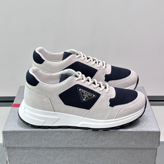 👟Prada网布运动鞋,采用透气网布+皮革拼接,简约又有辨识度✨。侧面三角标超有品牌感,白色橡胶鞋底舒适耐磨,日常穿搭或 👟Prada网布运动鞋,采用透气网布+皮革拼接,简约又有辨识度✨。侧面三角标超有品牌感,白色橡胶鞋底舒适耐磨,日常穿搭或