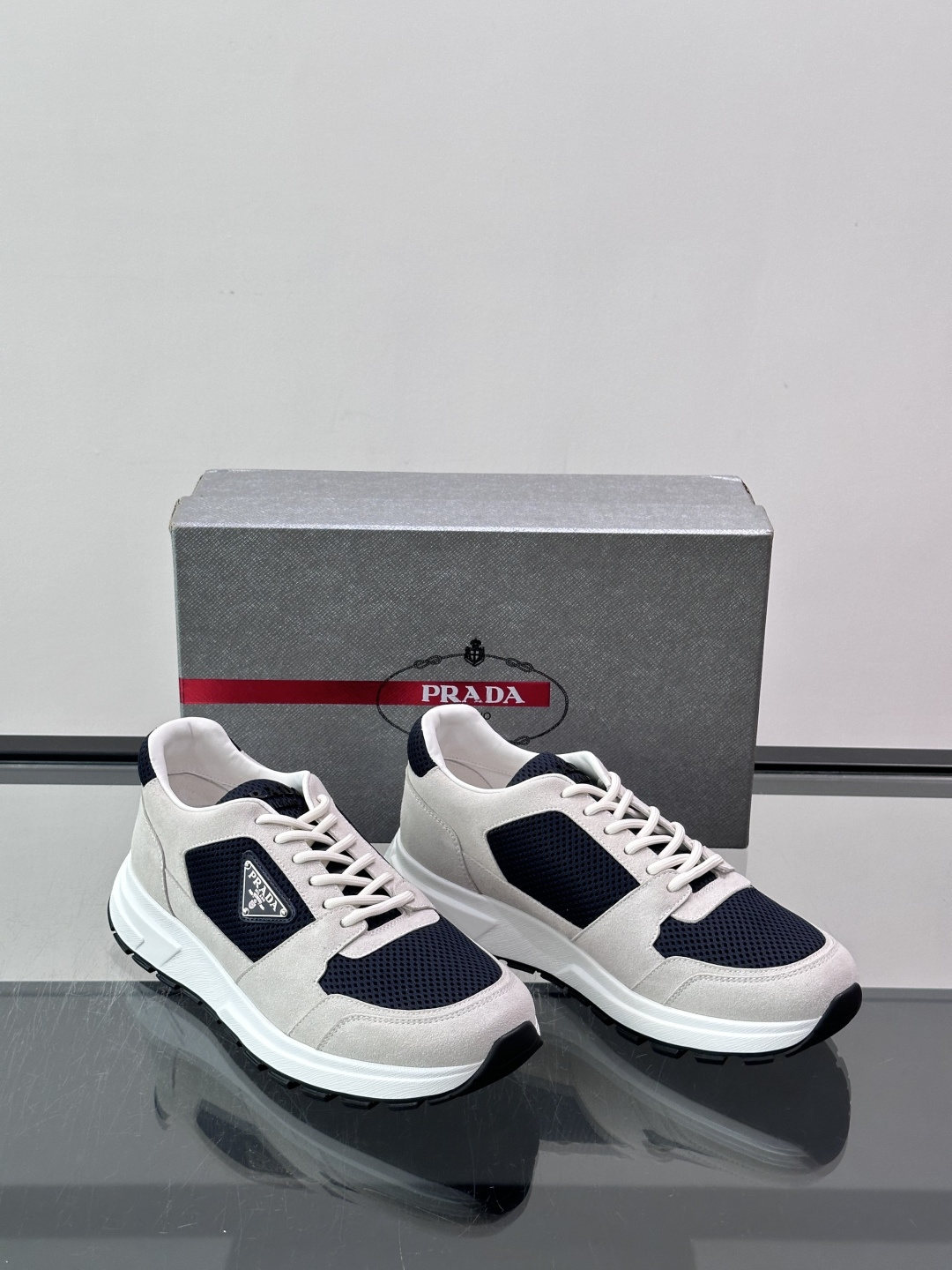 👟Prada网布运动鞋，采用透气网布+皮革拼接，简约又有辨识度✨。侧面三角标超有品牌感，白色橡胶鞋底舒适耐磨，日常穿搭或