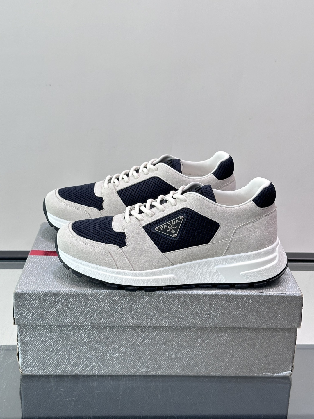 👟Prada网布运动鞋，采用透气网布+皮革拼接，简约又有辨识度✨。侧面三角标超有品牌感，白色橡胶鞋底舒适耐磨，日常穿搭或
