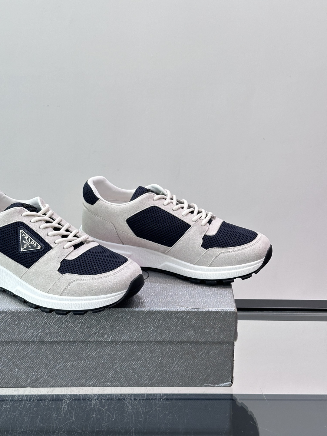👟Prada网布运动鞋，采用透气网布+皮革拼接，简约又有辨识度✨。侧面三角标超有品牌感，白色橡胶鞋底舒适耐磨，日常穿搭或