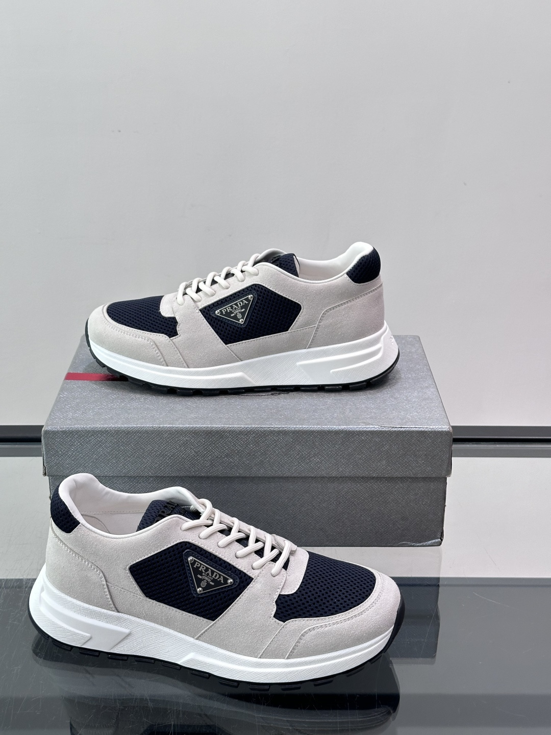 👟Prada网布运动鞋，采用透气网布+皮革拼接，简约又有辨识度✨。侧面三角标超有品牌感，白色橡胶鞋底舒适耐磨，日常穿搭或
