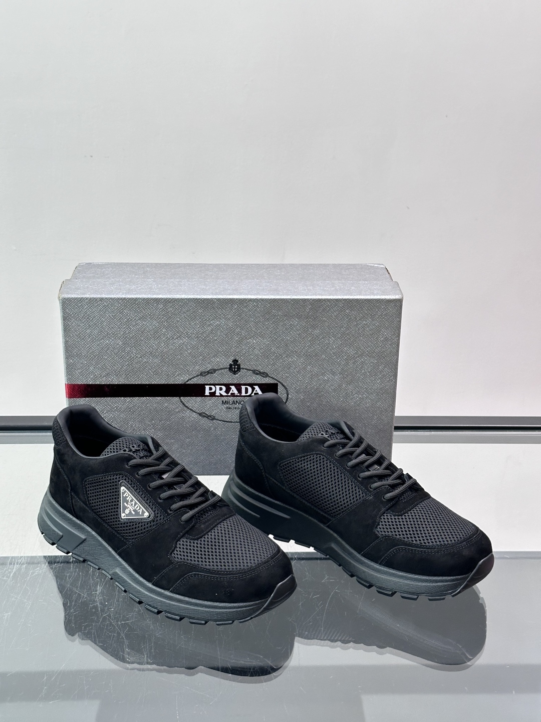 👟Prada网布运动鞋，采用透气网布+皮革拼接，简约又有辨识度✨。侧面三角标超有品牌感，白色橡胶鞋底舒适耐磨，日常穿搭或