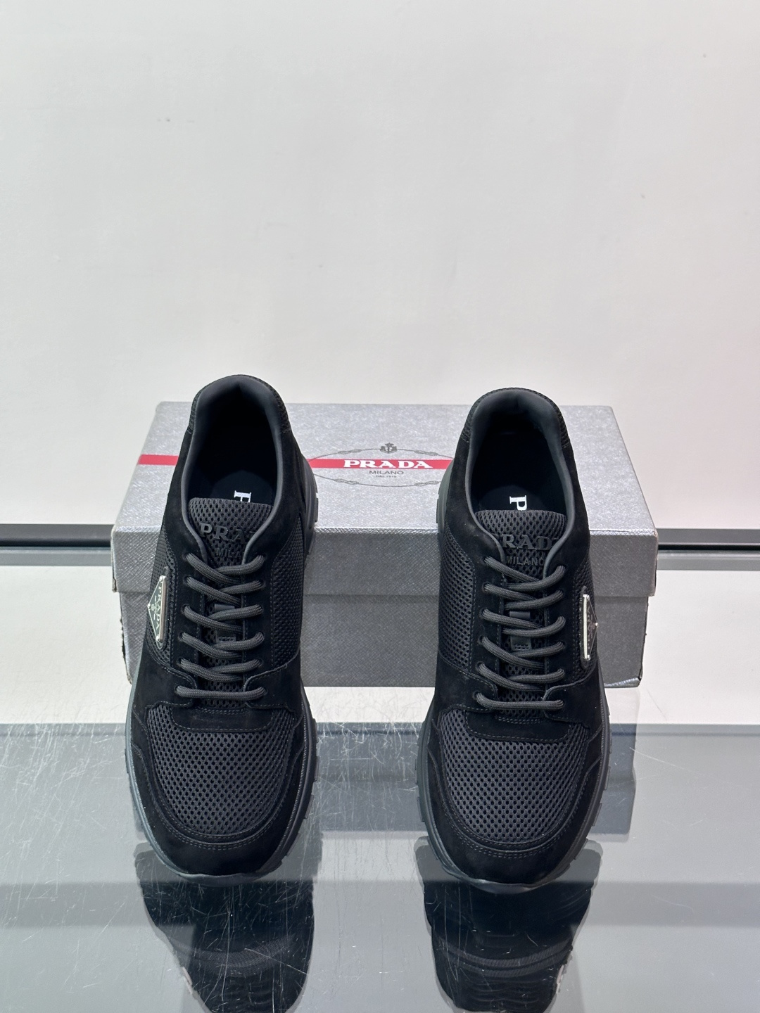 👟Prada网布运动鞋，采用透气网布+皮革拼接，简约又有辨识度✨。侧面三角标超有品牌感，白色橡胶鞋底舒适耐磨，日常穿搭或